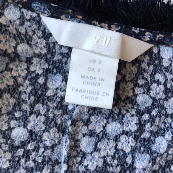 H&M cute ditzy flower top - Picture 3 of 7